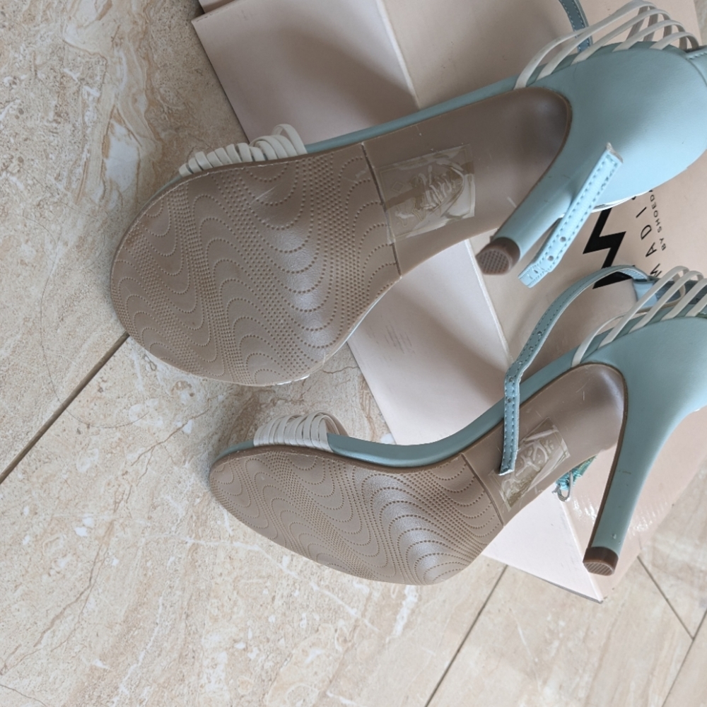 Madison by ShoeDazzle  Charissa White/ Harbor Sea Light Blue stiletto 7.5